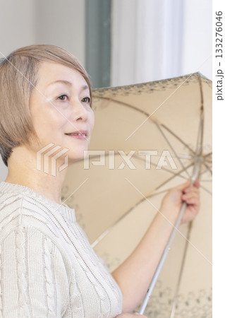 日傘を差す夏のシニア女性 133276046