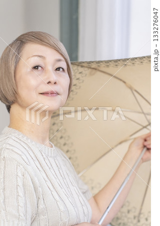 日傘を差す夏のシニア女性 133276047