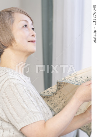 日傘を差す夏のシニア女性 133276049