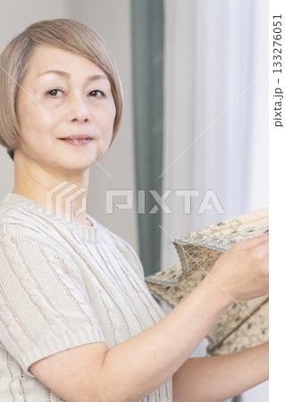 日傘を差す夏のシニア女性 133276051