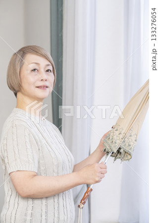 日傘を差す夏のシニア女性 日傘を差す夏のシニア女性 133276054