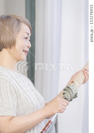 日傘を差す夏のシニア女性 日傘を差す夏のシニア女性 133276055