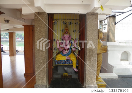 スリランカ　コロンボ　シーマ・マラカヤ寺院 133276103