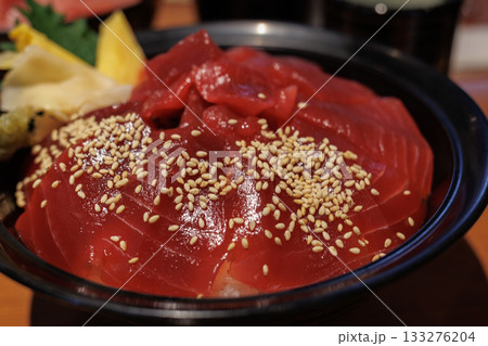 焼津港のミナミマグロの漬丼（静岡県） 133276204