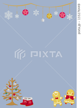 ジンジャークッキーとクリスマスオーナメントの縦フレーム青 133276449