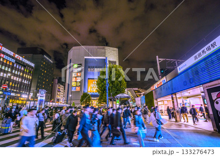 日本の東京都市景観青く浮かび上がる高田馬場駅などを望む 133276473