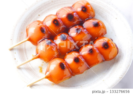 串団子 - 醤油のたれが香ばしい、おいしそうな、みたらし団子 串団子 - 醤油のたれが香ばしい、おいしそうな、みたらし団子 133276656