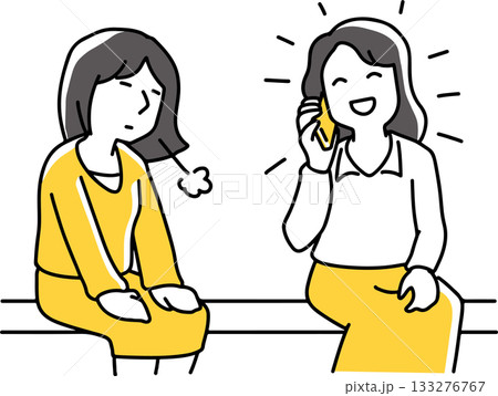 夢中で電話している人の横でため息をつく女性 133276767