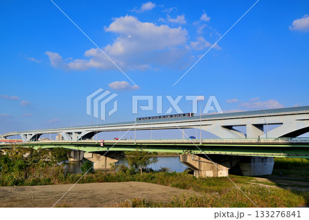 荒川土手から見る舎人ライナー 扇大橋 荒川土手から見る舎人ライナー 扇大橋 133276841