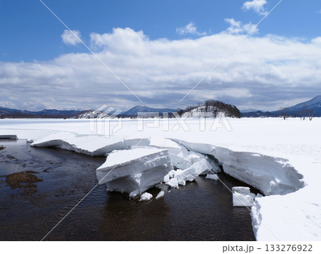3月の裏磐梯、桧原湖。雪解けが始まり、雪原に割れ目ができ、崩れていく、早春を感じて印象的だ。 3月の裏磐梯、桧原湖。雪解けが始まり、雪原に割れ目ができ、崩れていく、早春を感じて印象的だ。 133276922