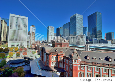 青空の東京駅・丸の内ビジネス街 133276963