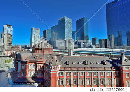 青空の東京駅・丸の内ビジネス街 青空の東京駅・丸の内ビジネス街 133276964