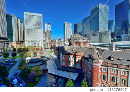 青空の東京駅・丸の内ビジネス街 青空の東京駅・丸の内ビジネス街 133276967