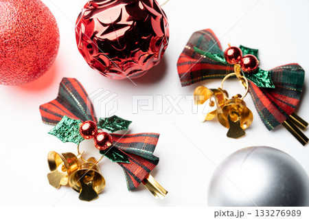 赤いクリスマスボールと金のベルの飾り 133276989