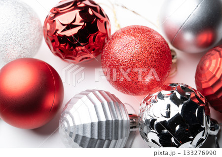 赤と銀のクリスマスボールオーナメント 133276990