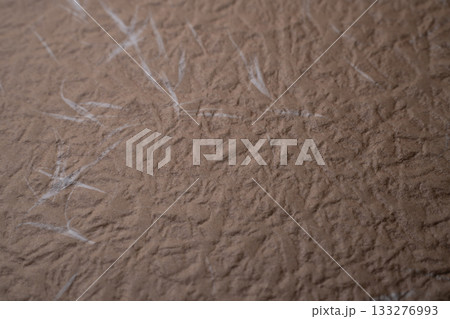 茶色の越前和紙の質感背景 133276993