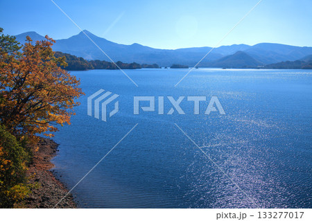 秋の桧原湖 133277017