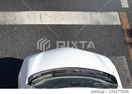 停止線と自動車 133277030