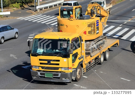 重機を運搬中のトラック 重機を運搬中のトラック 133277095