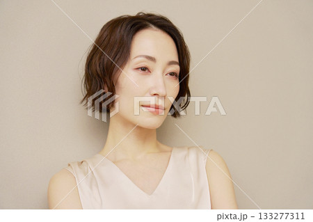 ミドルエイジの女性　ポートレート　茶色背景 133277311