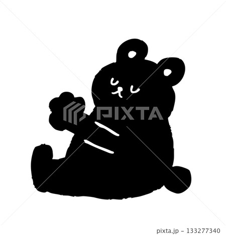 目を瞑って座り、両腕を伸ばして何かを持ち上げるかわいい手描きくまシルエットの白黒ミニマルイラスト。や 133277340