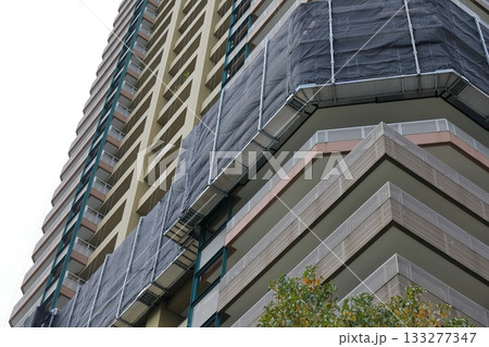 修繕中のタワーマンション 133277347