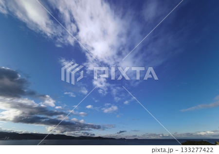 多様な雲がダイナミックに広がった朝空・冬・超広角・空主体・240226am 133277422