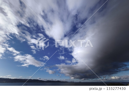 多様な雲がダイナミックに広がった朝空・冬・超広角・空主体・240226am 133277430