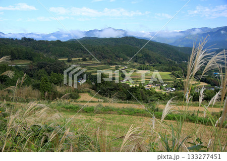 稲刈りの終わった棚田の山里の風景 133277451