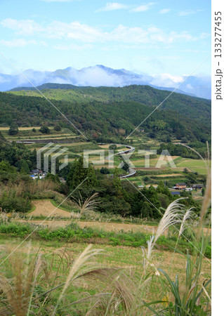 稲刈りの終わった棚田の山里の風景 稲刈りの終わった棚田の山里の風景 133277455