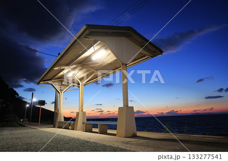 【JR四国】夕暮れの下灘駅（愛ある伊予灘線） 133277541