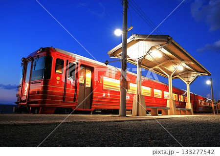 【JR四国】夕暮れのキハ185系1400番台 特急「伊予灘ものがたり」(愛ある伊予灘線:下灘駅) 【JR四国】夕暮れのキハ185系1400番台 特急「伊予灘ものがたり」(愛ある伊予灘線:下灘駅) 133277542