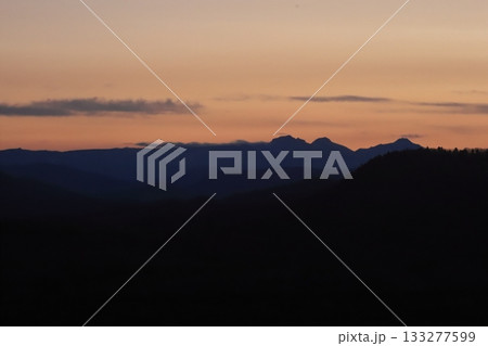 北海道の田舎風景 赤く染まる山並み 夕陽の稜線 北海道の田舎風景 赤く染まる山並み 夕陽の稜線 133277599