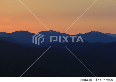 北海道の田舎風景 赤く染まる山並み 夕陽の稜線 北海道の田舎風景 赤く染まる山並み 夕陽の稜線 133277600
