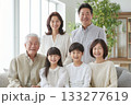 自然な笑顔の三世代家族のポートレート 133277619