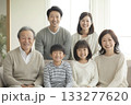 自然な笑顔の三世代家族のポートレート 133277620
