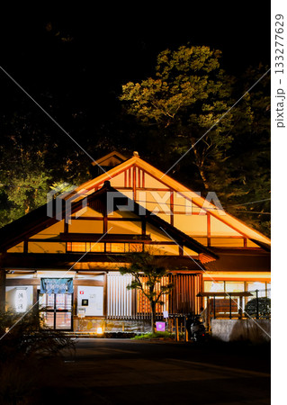 城崎温泉　鴻の湯 こうの湯　夜の外観と灯りがともる静かな温泉街の風景 133277629
