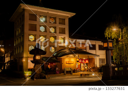 城崎温泉　地蔵湯 じぞう湯　夜の外観と灯りがともる温泉街の情緒ある風景 133277631