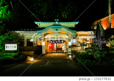城崎温泉 まんだら湯 夜の外観と灯りがともる静かな温泉街の風景 城崎温泉 まんだら湯 夜の外観と灯りがともる静かな温泉街の風景 133277632