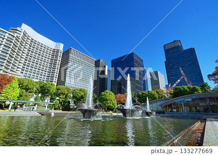 青空が広がる和田倉噴水公園とビル街 青空が広がる和田倉噴水公園とビル街 133277669
