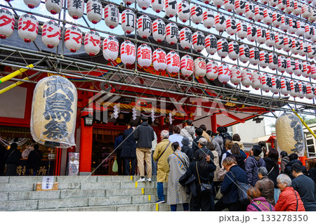 新宿　花園神社大酉祭　酉の市　酉の日の縁起熊手　拝殿の風景 133278350