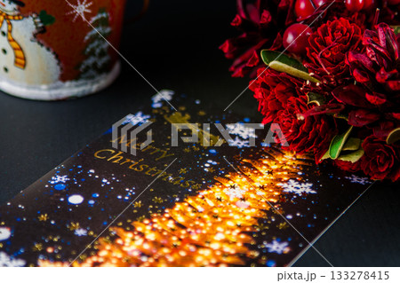 クリスマスイメージ~松ぼっくりとクリスマスカード~ クリスマスイメージ~松ぼっくりとクリスマスカード~ 133278415