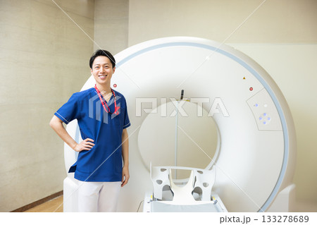 CTスキャンの前に立つ放射線技師　撮影協力：学校法人電波学園　東京電子専門学校 133278689