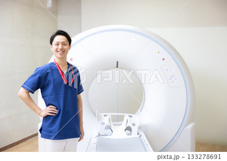 CTスキャンの前に立つ放射線技師　撮影協力：学校法人電波学園　東京電子専門学校 133278691