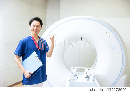 CTスキャンの前に立つ放射線技師 撮影協力:学校法人電波学園 東京電子専門学校 CTスキャンの前に立つ放射線技師 撮影協力:学校法人電波学園 東京電子専門学校 133278692