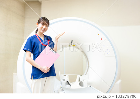 CTスキャンの前に立つ放射線技師　撮影協力：学校法人電波学園　東京電子専門学校 133278700