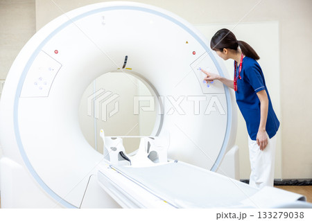 CTスキャンの前に立つ放射線技師　撮影協力：学校法人電波学園　東京電子専門学校 133279038