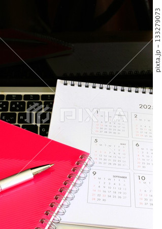 ノートとカレンダー　スケジュール管理　シフト調整　縦位置　2:3 133279073