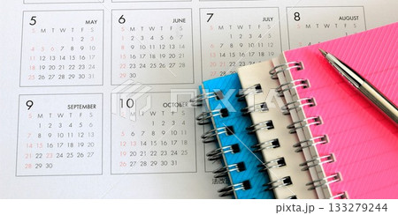 ノートとカレンダー　スケジュール管理　シフト調整　2:1 133279244