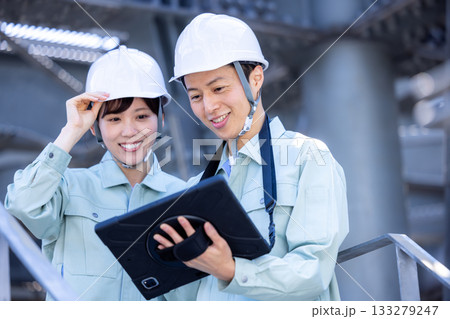 工事現場で働く作業員　撮影協力：学校法人電波学園　東京電子専門学校 133279247